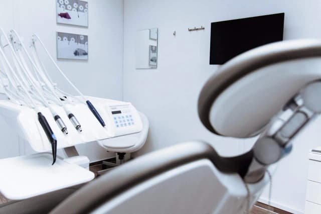 Co ile chodzić do dentysty, aby uniknąć problemów z zębami?