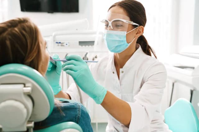 Czym się różni dentysta od stomatologa? Odkryj ważne różnice
